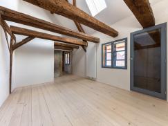 Innen vorgesetztes Holzfenster für besseren Wärmeschutz bei Erhalt von historischen Fenstern